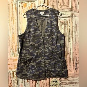 d&co Women's Camo Vest in Olive/Charcoal with peace symbol on back